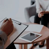 Aileden Biri mi, Profesyonel Bir Çalışan mı? Yatılı Bakıcıyla İdeal Mesafeyi Kurma Rehberi